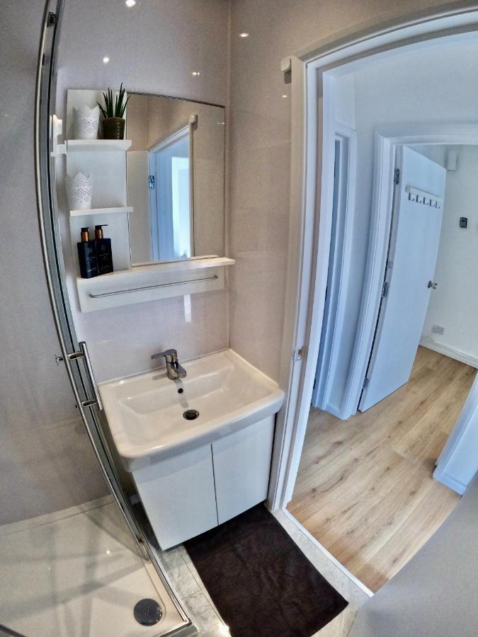 Lovely One Bedroom Flat London Eksteriør billede